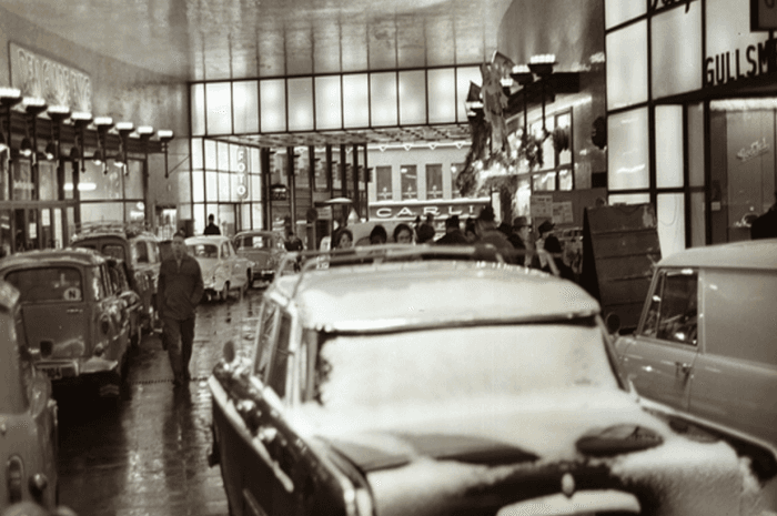 I 1962 sto bilene i kø gjennom Folketeaterpassasjen - temmelig utenkelig i dag. Foto: Ukjent/oslobilder.no